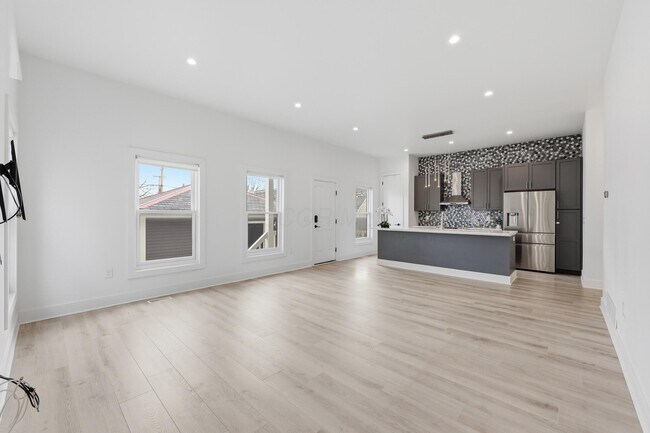 Building Photo - 1102 Summit St