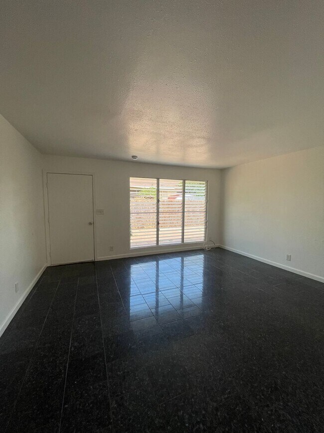 Building Photo - 3 bedroom, 2 bath, 920 sq/ft