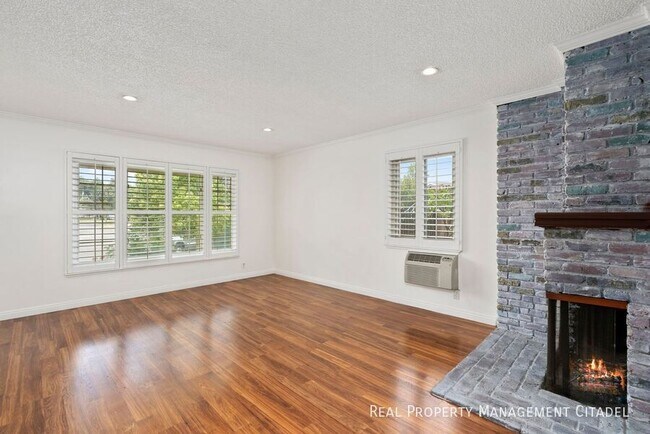 Building Photo - 2260 E Standish Ave
