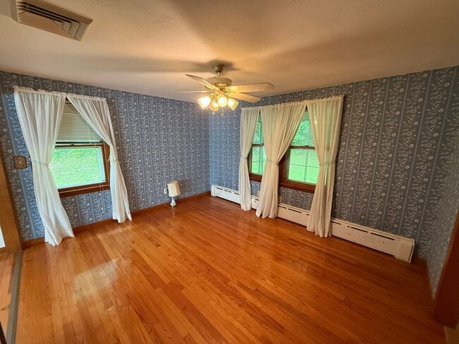 Building Photo - Beautiful 3 Bed, 1 Bath Single Family for Rent in Broad Brook!
