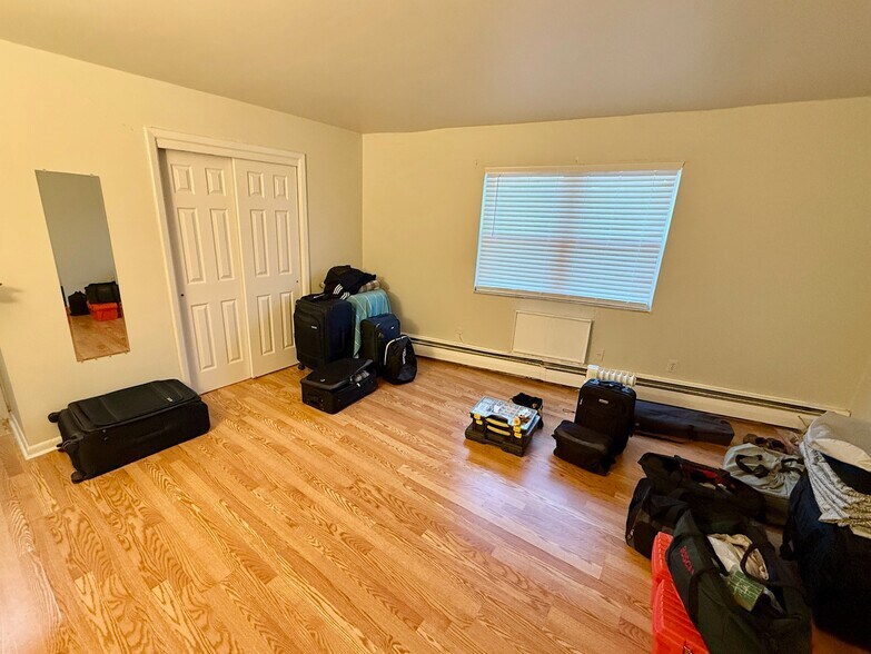 Building Photo - 202 12th St