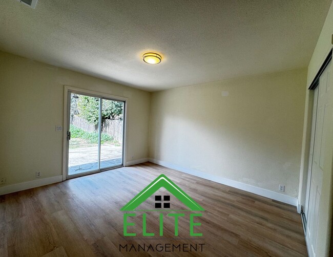 Building Photo - **For Rent: Beautifully Remodeled 3-Bedroo...