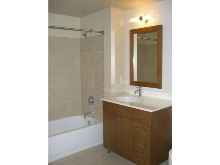Full Bath - 81 Clay St
