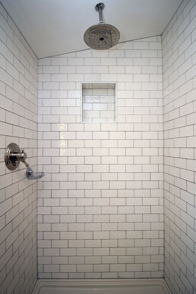 Building Photo - Delightful Remodeled Alberta Arts 3 Bed/2 Bath Bungalow