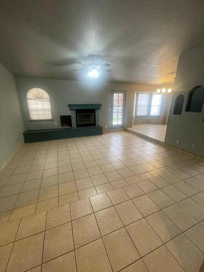 Building Photo - Charming 3 Bedroom/2 Bathroom Home Off Roa...