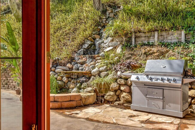 Building Photo - HOLIDAY SPECIAL***2 WEEKS FREE** 3 Bed/2 Bath Oasis in Royal Woods - Available Now