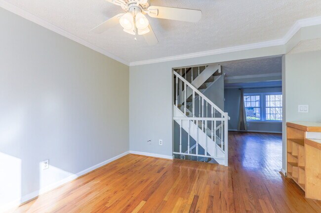 Building Photo - Bright and Spacious Townhome Living Near Reston