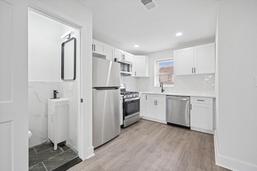 Building Photo - 5815 N 21st St