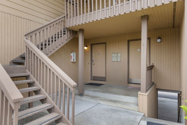 Building Photo - 211 3rd St S