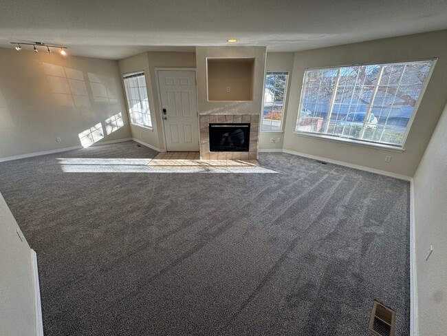 Building Photo - Spacious Townhome in Parker