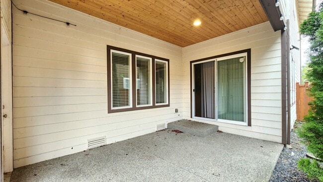 Building Photo - Home in Everett 3 Beds 2.5 bath - Pet Frie...