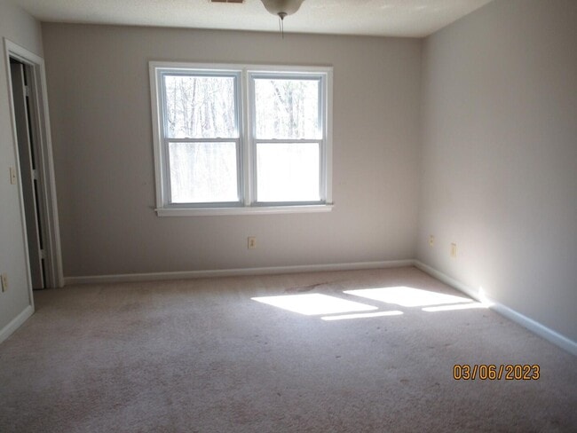 Building Photo - 20 Amos Ct