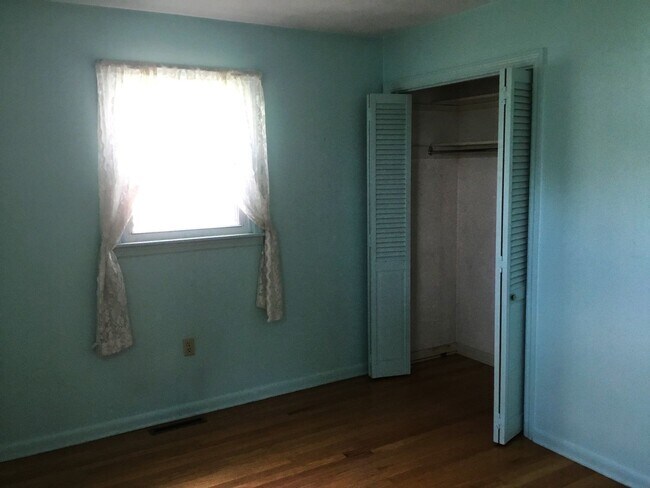 Building Photo - ENJOY THE COMFORTS OF ONE-FLOOR LIVING!