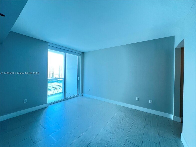 Building Photo - 950 Brickell Bay Dr