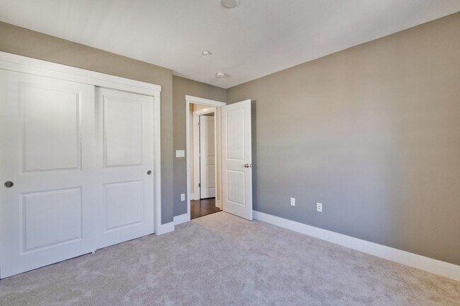 Building Photo - Gorgeous Morgan Park Refreshed for Immediate Move-In! Must see!