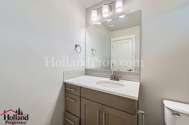 Building Photo - ** NEW PRICE ** Gorgeous 3-Bed Hillsboro Home with a Fenced Yard!