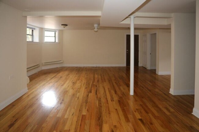 Building Photo - 1133 W Oakdale Ave