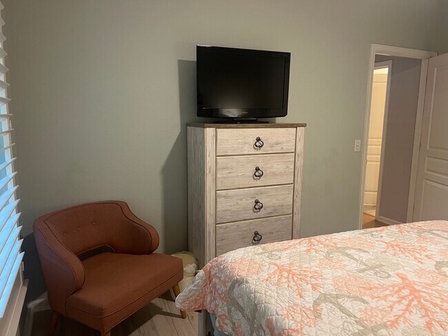 Building Photo - Lovely Furnished Home in The Haven
