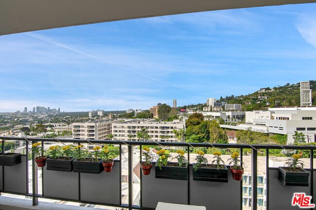 Building Photo - 1155 N La Cienega Blvd