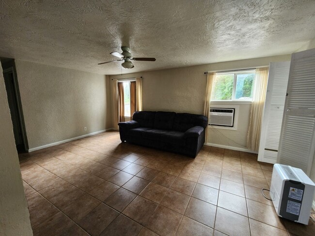 Building Photo - Upstairs Apartment Above Holly Market