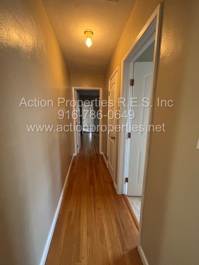 Building Photo - Move In Special! Central Roseville -  4 Bed, 2 Bath - Single Story - Separate Living and Family R...