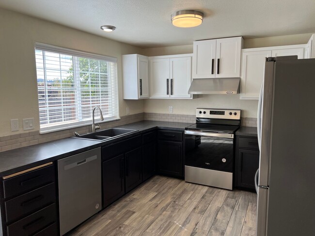 Building Photo - Updated 3 bedroom 1.5 bath duplex!