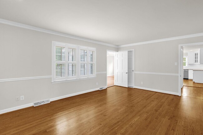 Building Photo - Classic Country Club Elegance