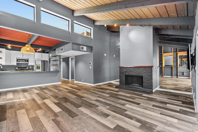 Building Photo - 13006 Moorpark St