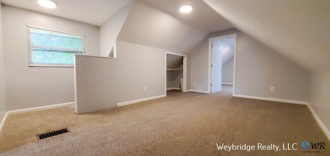 Building Photo - Spacious 3-Bedroom Home in West Price Hill – Covered Porch & Off-Street Parking!