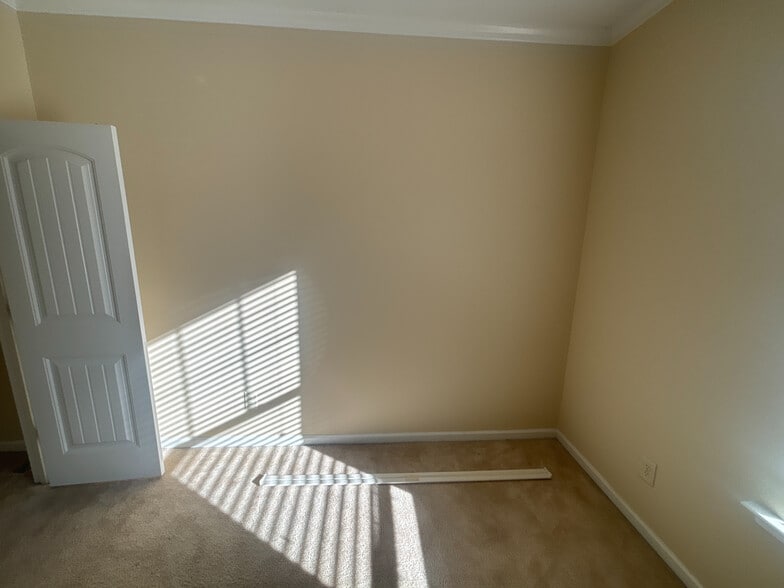 Building Photo - Room in House on Brintons Cottage St