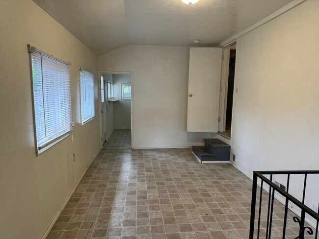 Building Photo - Large 4 bedroom, 1.5 bathroom farm house on River Rd!