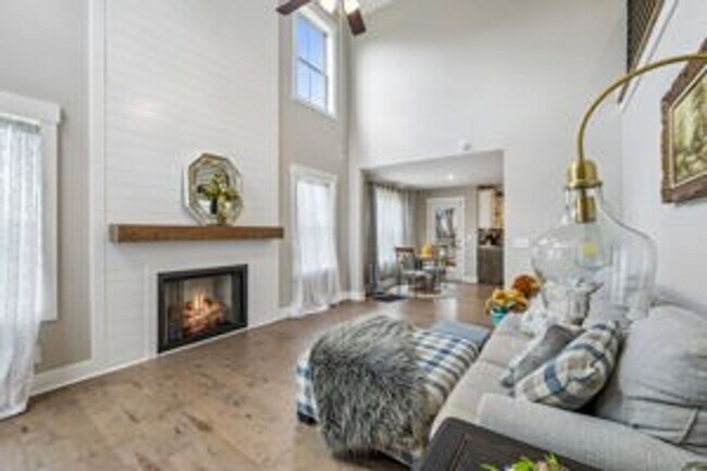 Building Photo - 3 Bedroom 2 1/2 Bathroom Home