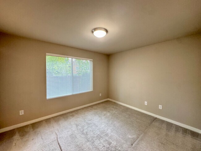Building Photo - Village Crest Townhome!!!