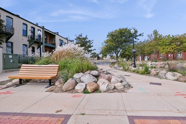 Building Photo - 105 E Bremer Ave