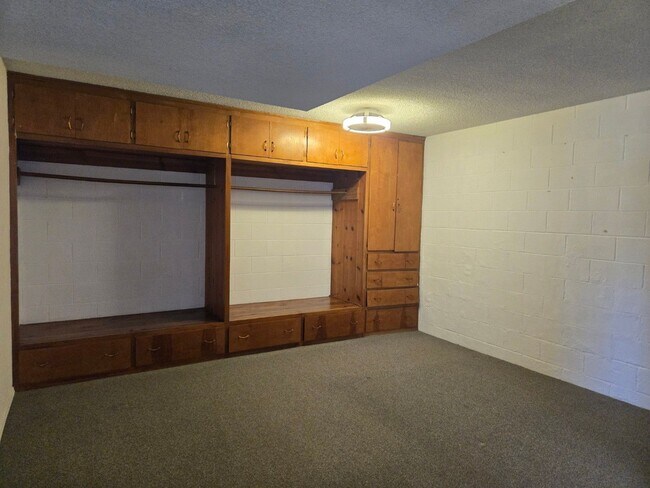 Building Photo - SDSU / College Area 6 bedrooms with 4 baths split-level home.