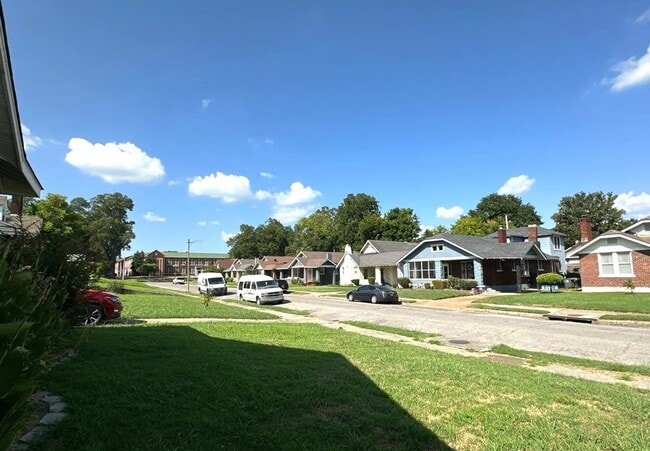 Building Photo - Beautiful 4 Bedroom Home Available