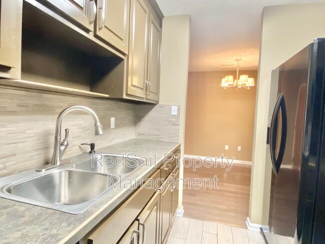 Building Photo - 211 Crestwood Ct