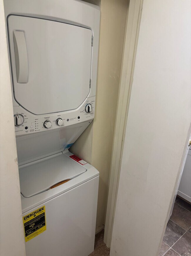 Building Photo - 2 bedroom near University Place