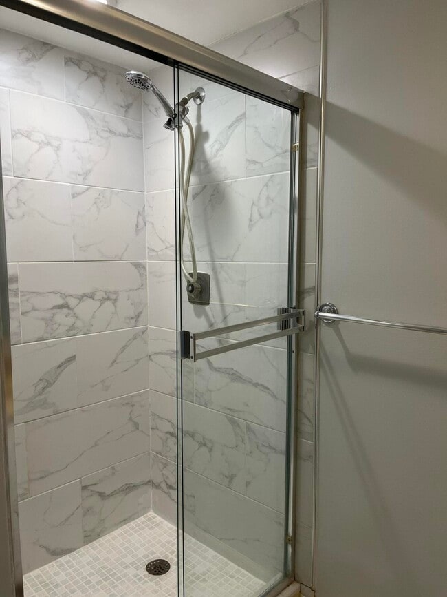 Building Photo - 621 6th Way