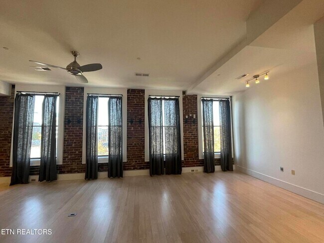 Building Photo - 106 W Summit Hill Dr SW