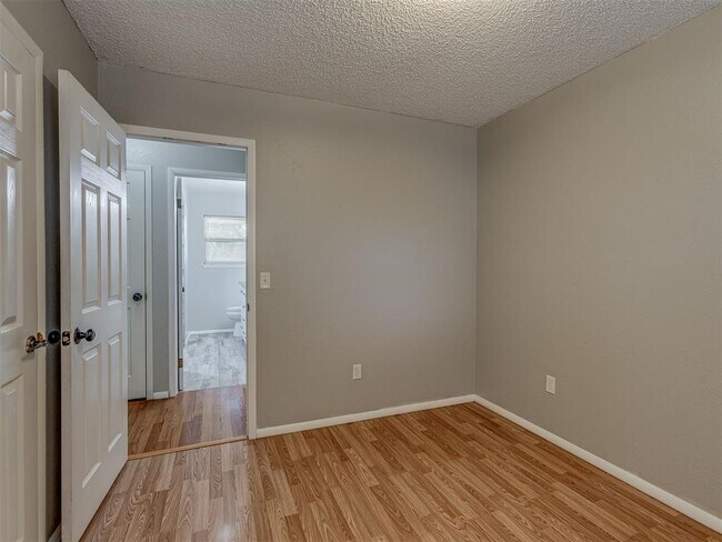 Building Photo - 724 Red Oak Terrace