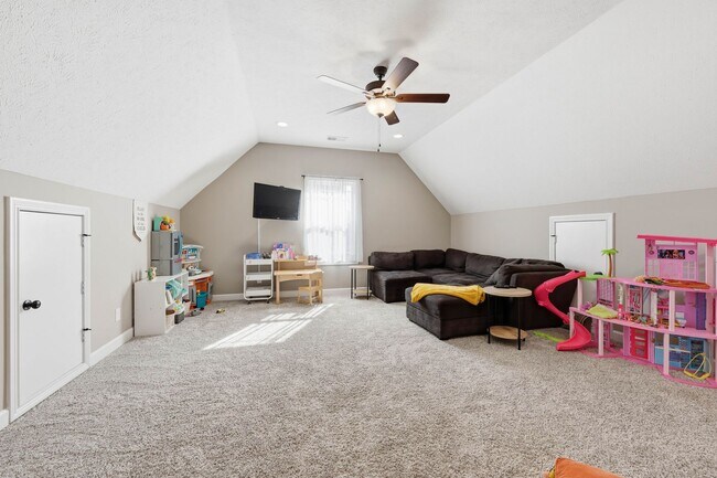 Building Photo - Dog Friendly Three Bedroom with Bonus in Sango!