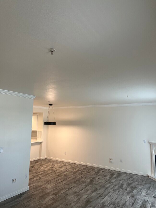 Building Photo - 5260 Premiere Hls Dr