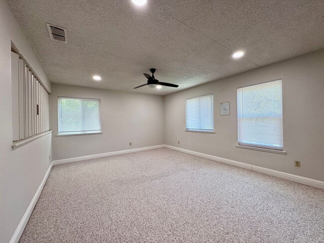 Building Photo - NOW AVAILABLE - 4 BED, 3 BATH, 2 CAR GARAG...