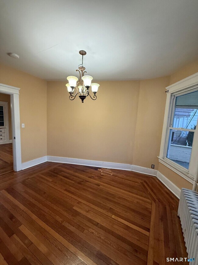 Building Photo - 256 Center St