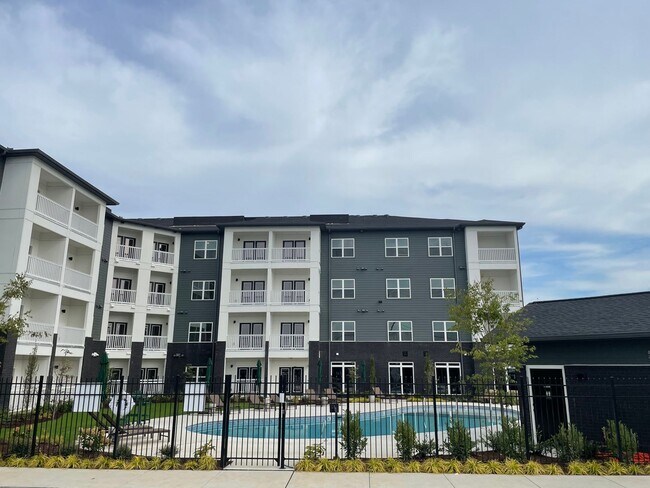 Building Photo - Studio Apartment in The Ontario in Nashville