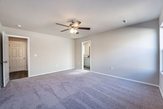 Building Photo - Beautiful Home!