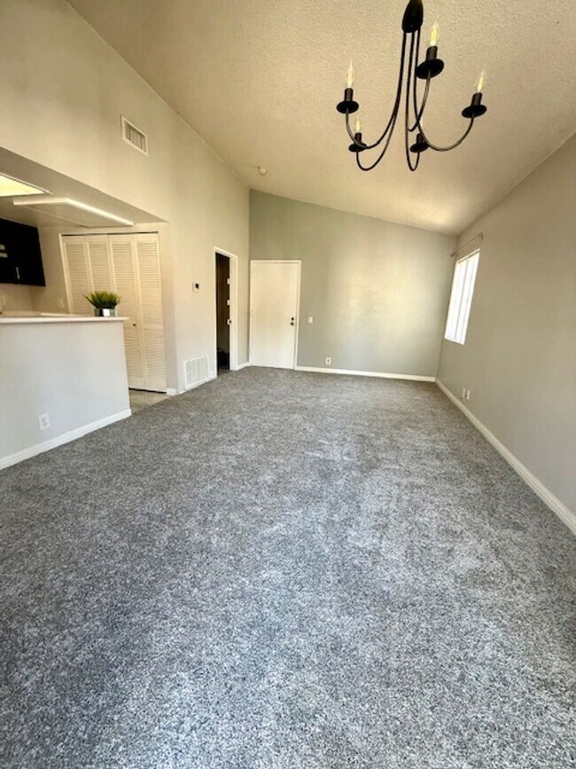 Building Photo - Lovely Eastlake condo