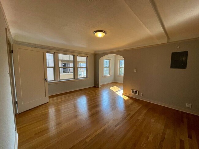 Primary Photo - Queens Court Condo #310 - Top Floor Corner...