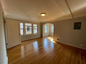 Building Photo - Prime Queen Anne Location | Spacious 1x1 w...